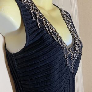 RADZOLI embellished medium form fitting ribbed v-neck sleeveless sweater EUC